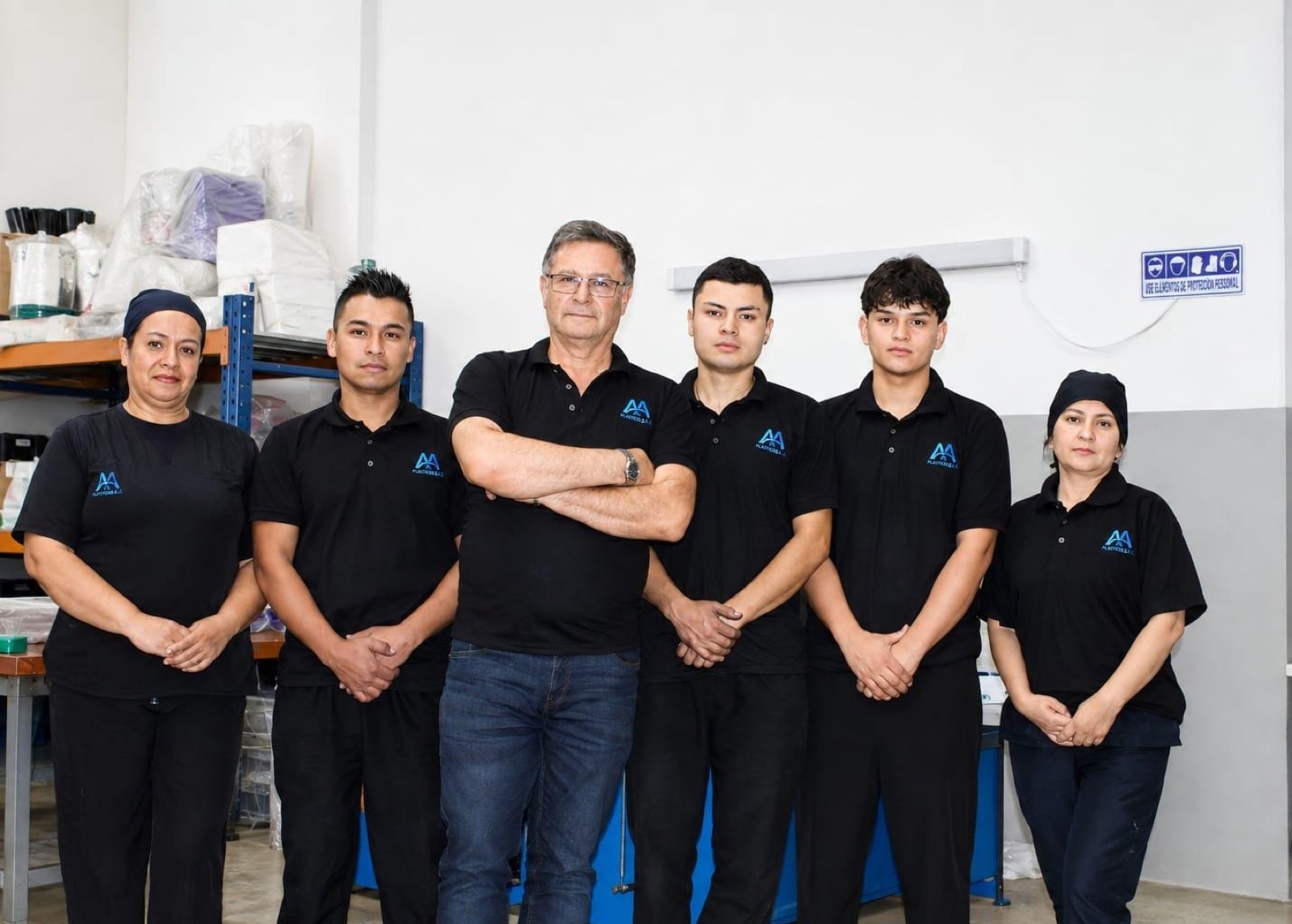 Equipo de trabajo de Plásticos AA S.A.S en su planta de producción en Bogotá