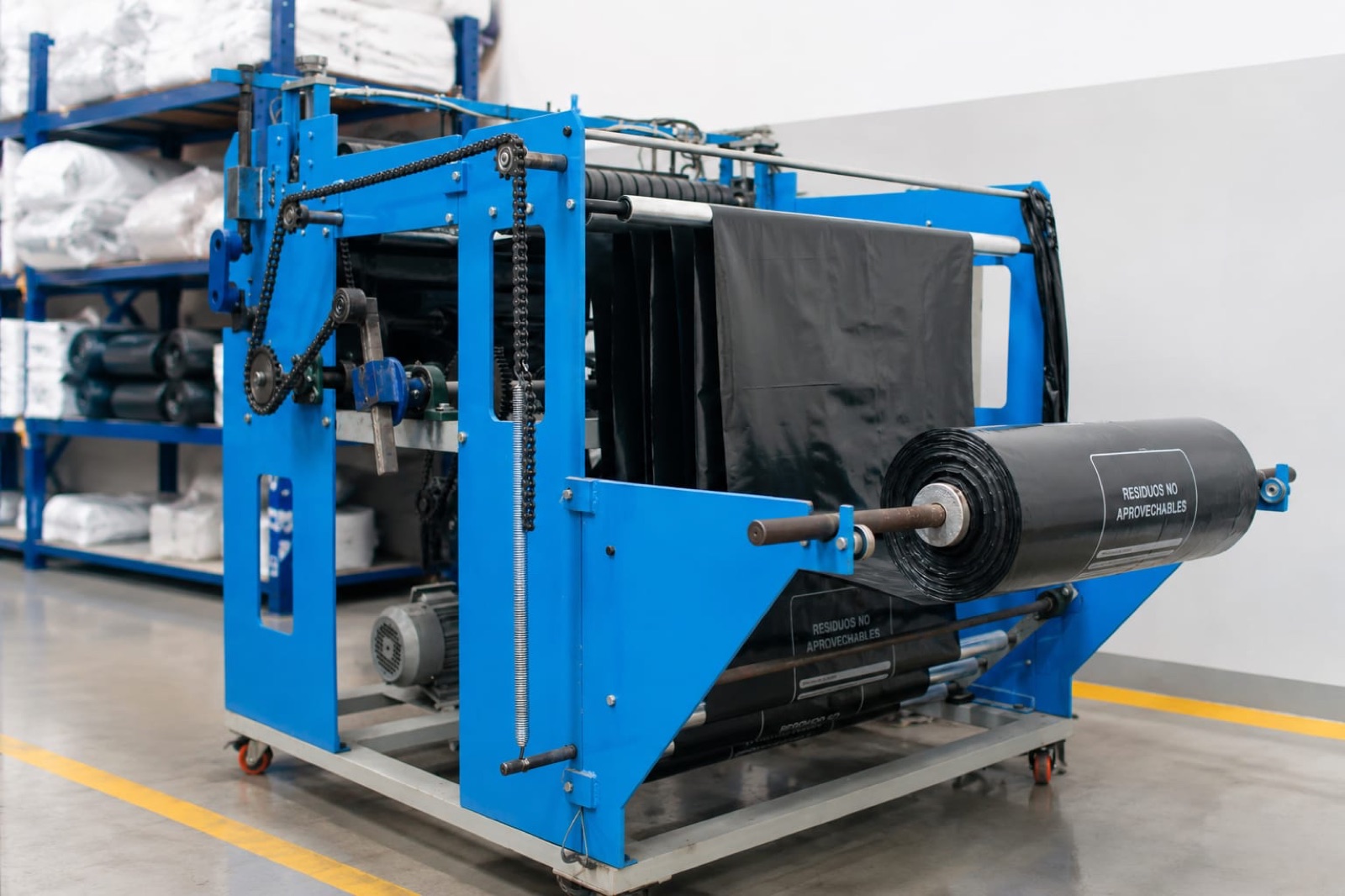 Máquina de sellado y rebobinado de rollo plástico